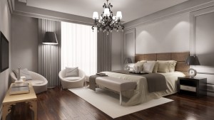 Elegantes Hotelzimmer mit Doppelbett und Sessel als Schlafzimmer